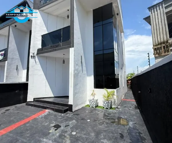 LUXURY THEMED 4 BEDROOM (SMART HOUSE) DETACHED DUPLEX WITH AMPLE PARKING SPACE + MASSIVE LIVING ROOM AND BEDROOMS + CALM AND WELL SECURED ESTATE FOR DISTRESS SALE IN SANGOTEDO, LEKKI 