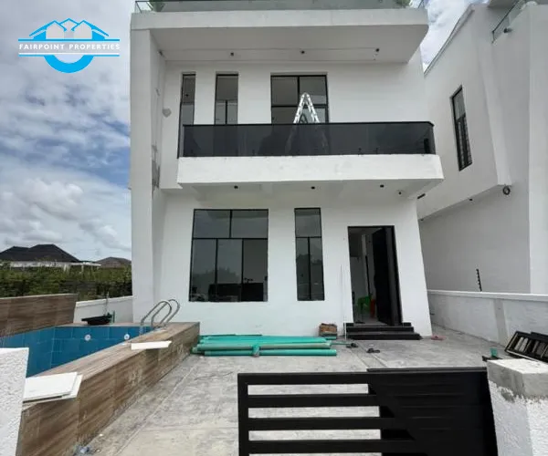 4 bedroom Detached duplex with swimming pool.