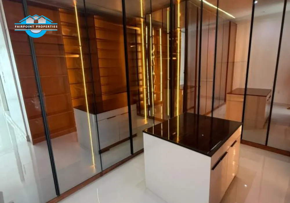 Walk-in Closet