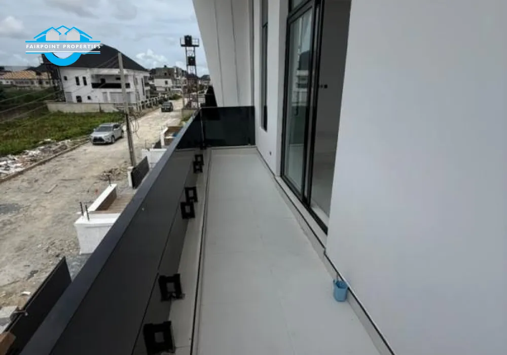4 bedroom Detached duplex with swimming pool.
