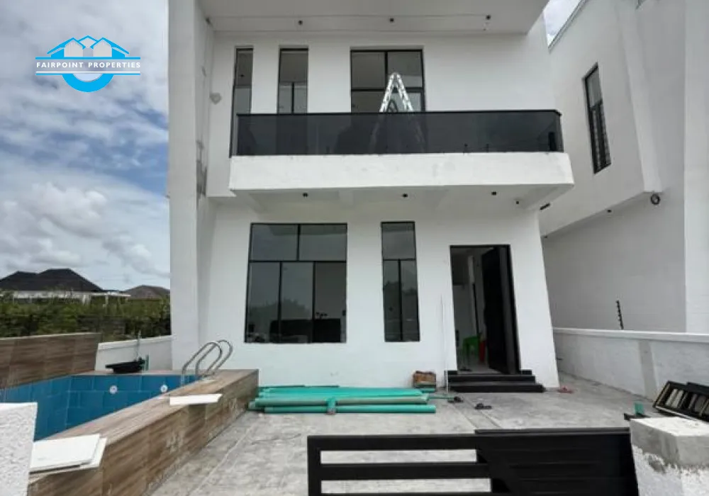 4 bedroom Detached duplex with swimming pool.