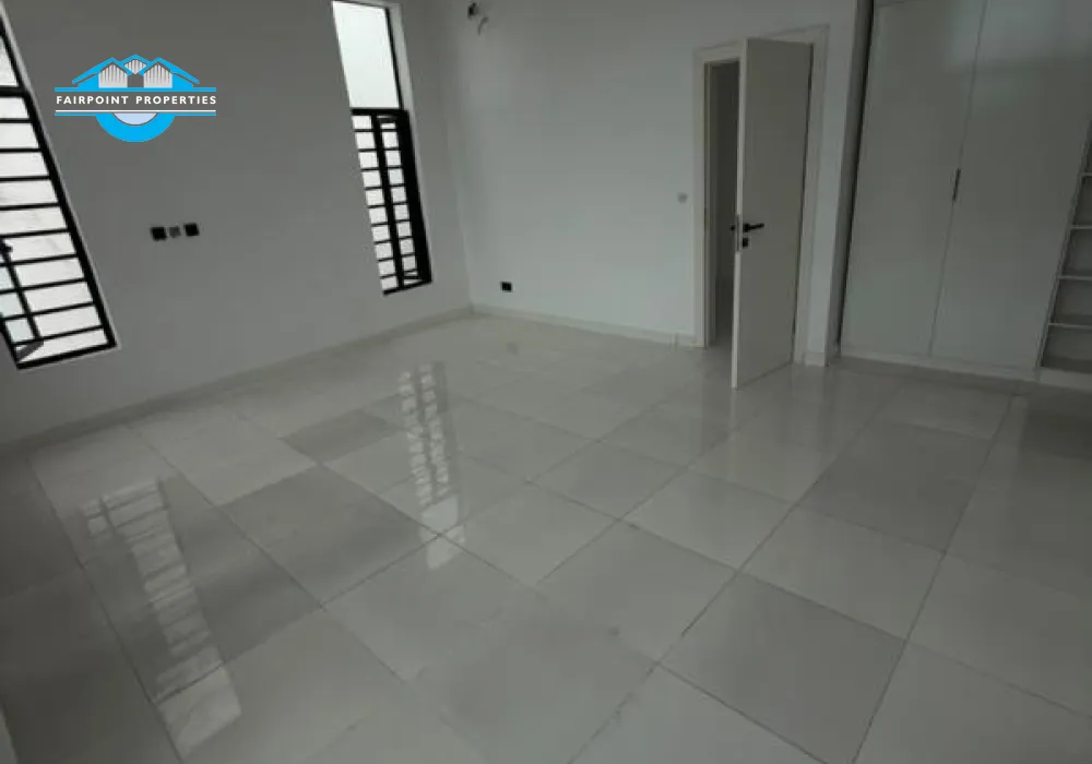 4 bedroom Detached duplex with swimming pool.
