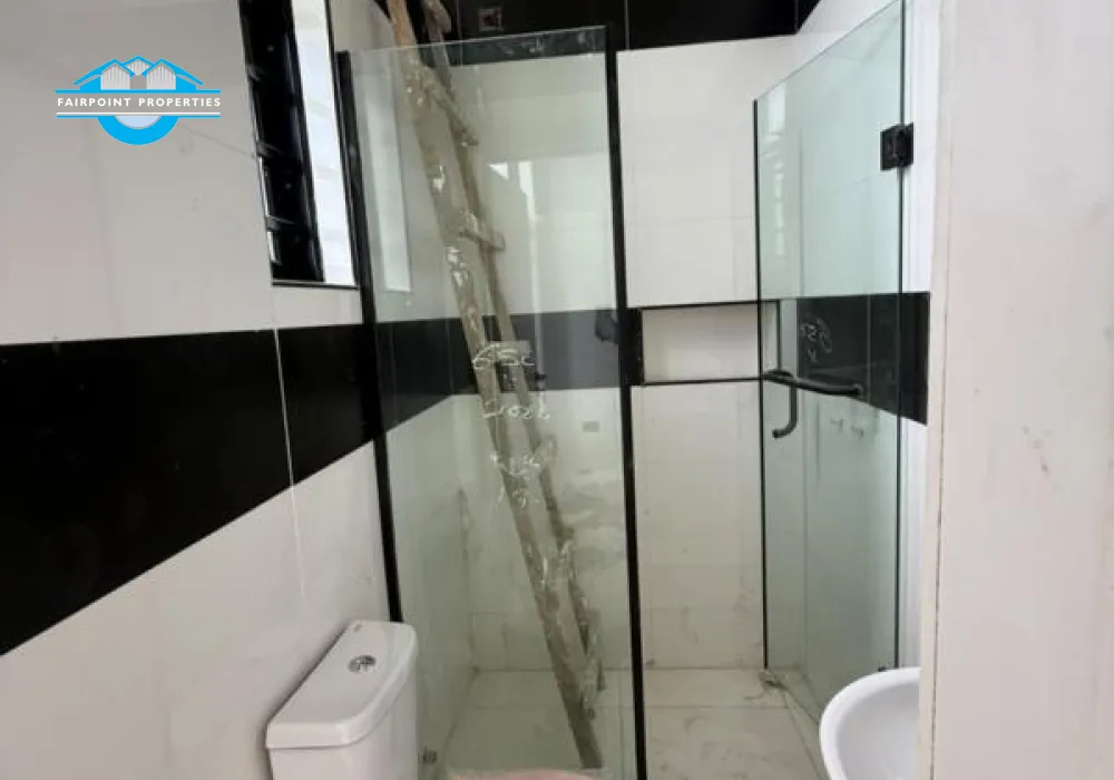 4 bedroom Detached duplex with swimming pool.