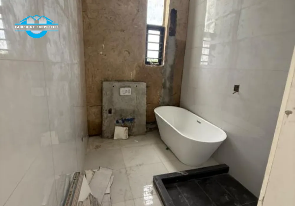 4 bedroom Detached duplex with swimming pool.