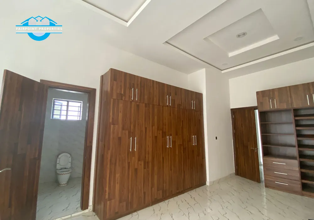 5 bedroom detached duplex