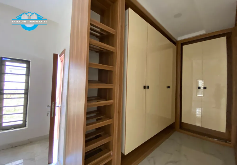 Luxury 5 Bedroom Detached duplex
