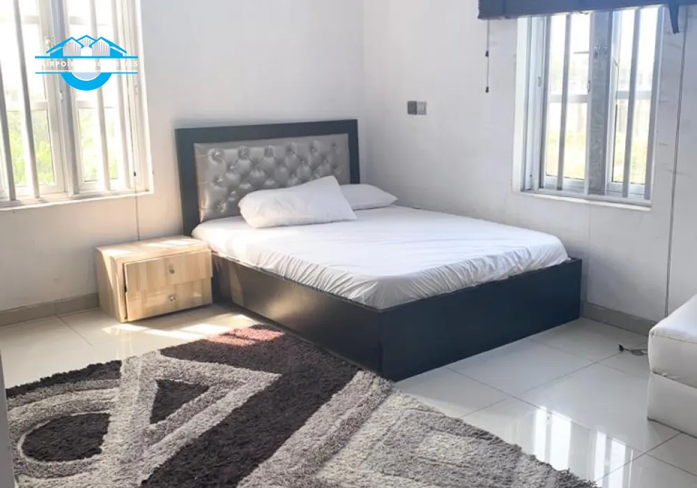 5 Bedroom shortlet Apartment