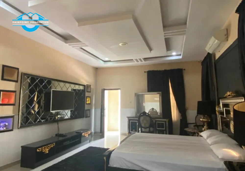 5 Bedroom shortlet Apartment