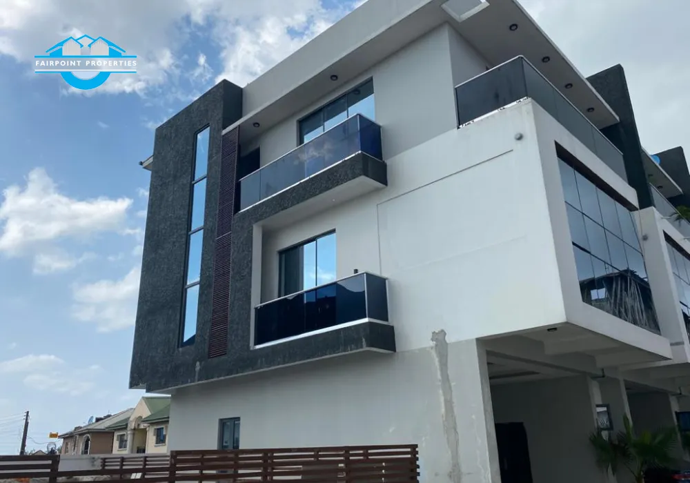 4 Bedroom detached duplex