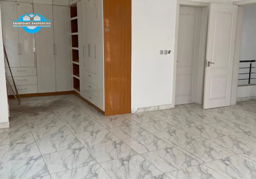 4 bedroom fully detached for sale in Osapa London